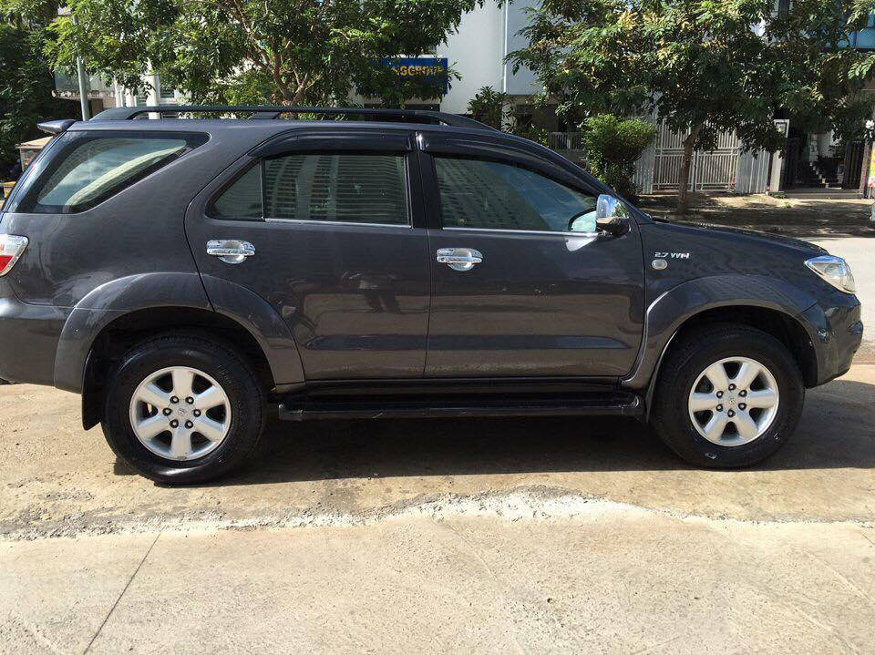 Bán xe Fortuner 2010 tự động xám chì xe gia đình mình mua mới.