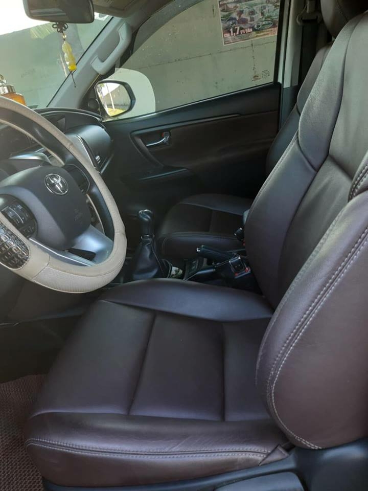 Gia đình cần bán Fortuner 2017, số sàn, máy đầu, màu trắng