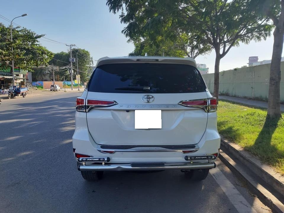 Gia đình cần bán Fortuner 2017, số sàn, máy đầu, màu trắng