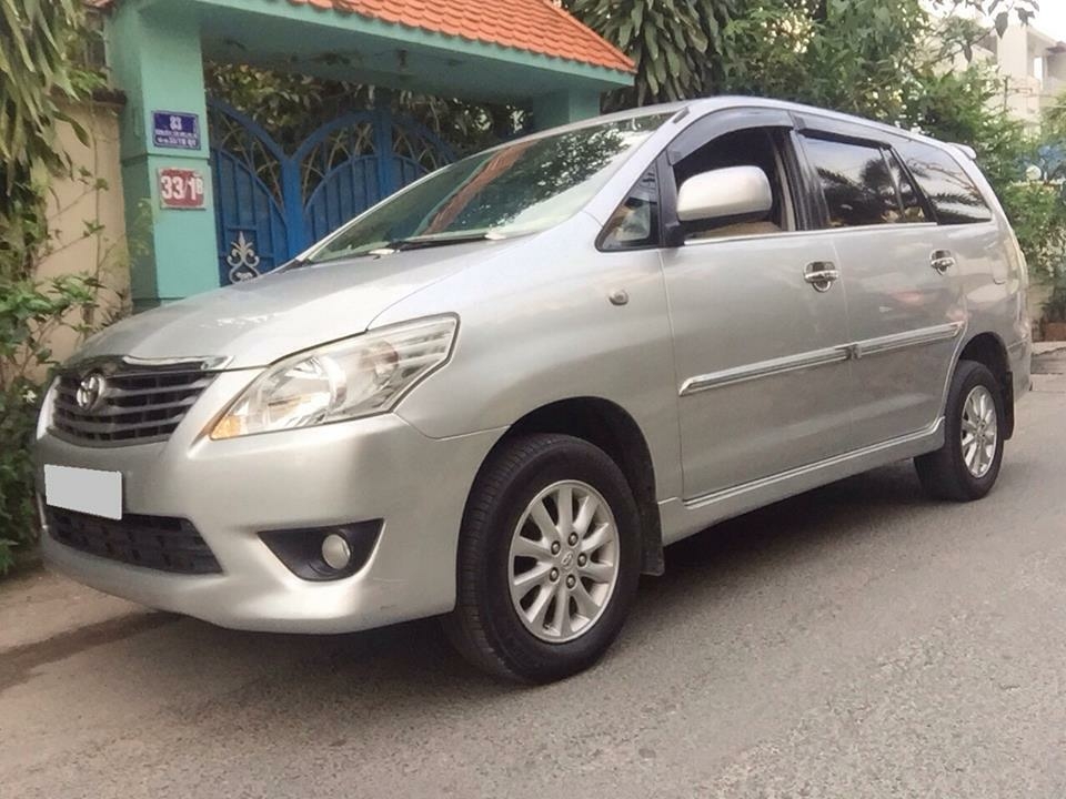 Gia đình cần bán xe Innova đời 2012 đk 2013 số sàn màu bạc