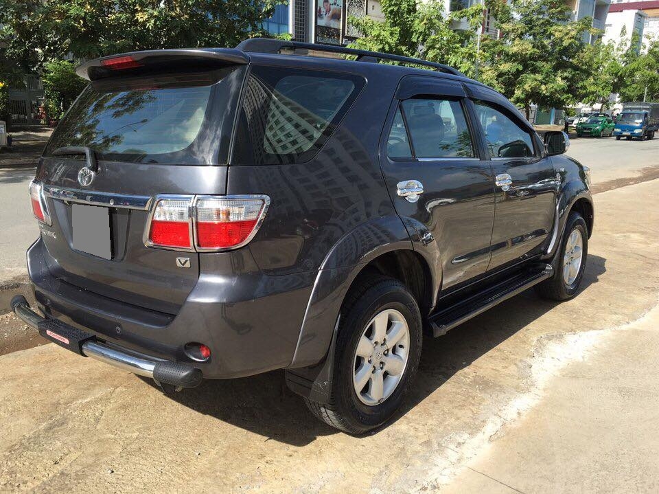 Bán xe Fortuner 2010 tự động xám chì xe gia đình mình mua mới.