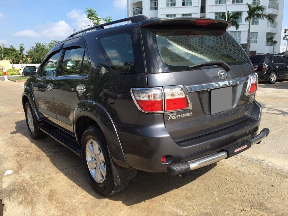 Bán xe Fortuner 2010 tự động xám chì xe gia đình mình mua mới.