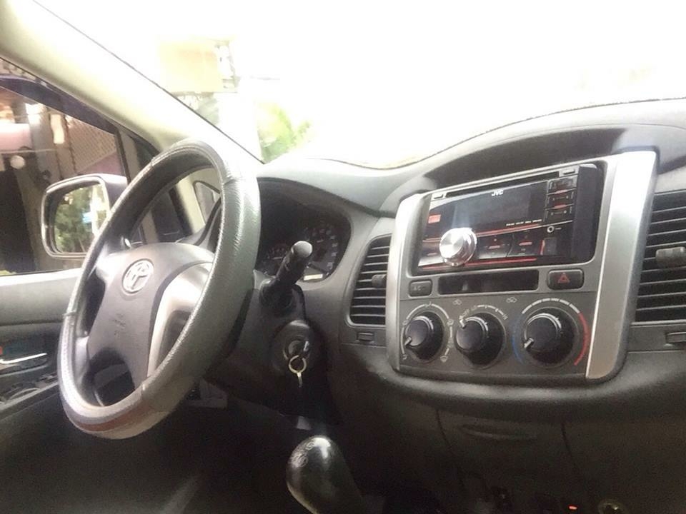 Gia đình cần bán xe Innova đời 2012 đk 2013 số sàn màu bạc