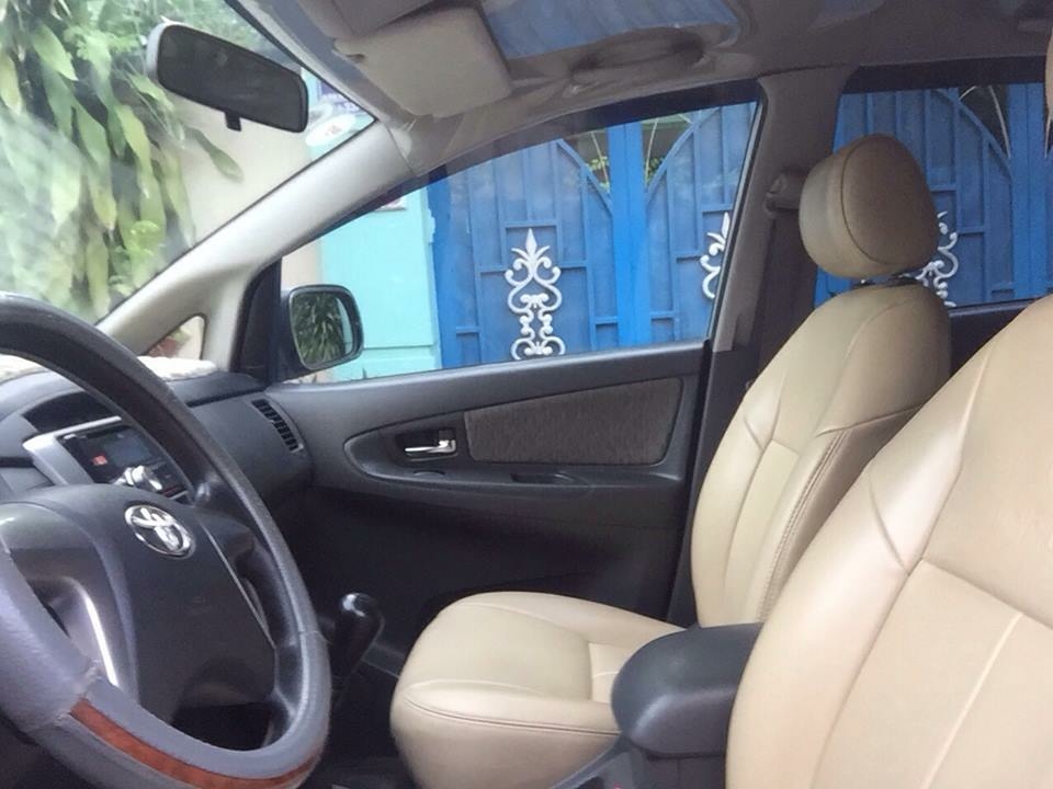 Gia đình cần bán xe Innova đời 2012 đk 2013 số sàn màu bạc