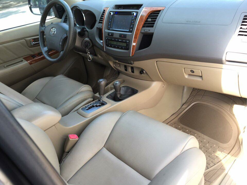 Bán xe Fortuner 2010 tự động xám chì xe gia đình mình mua mới.