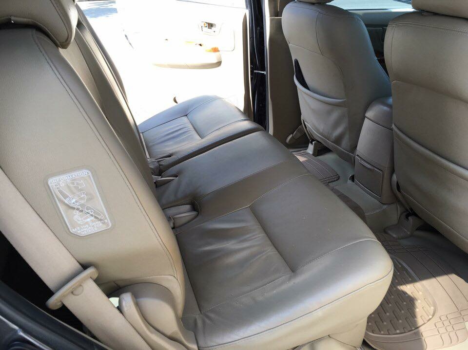 Bán xe Fortuner 2010 tự động xám chì xe gia đình mình mua mới.