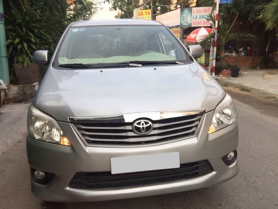 Gia đình cần bán xe Innova đời 2012 đk 2013 số sàn màu bạc