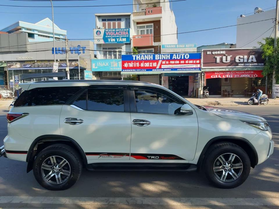 Gia đình cần bán Fortuner 2017, số sàn, máy đầu, màu trắng