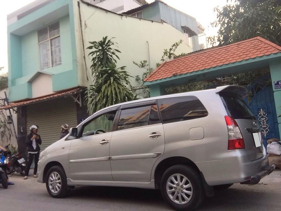 Gia đình cần bán xe Innova đời 2012 đk 2013 số sàn màu bạc