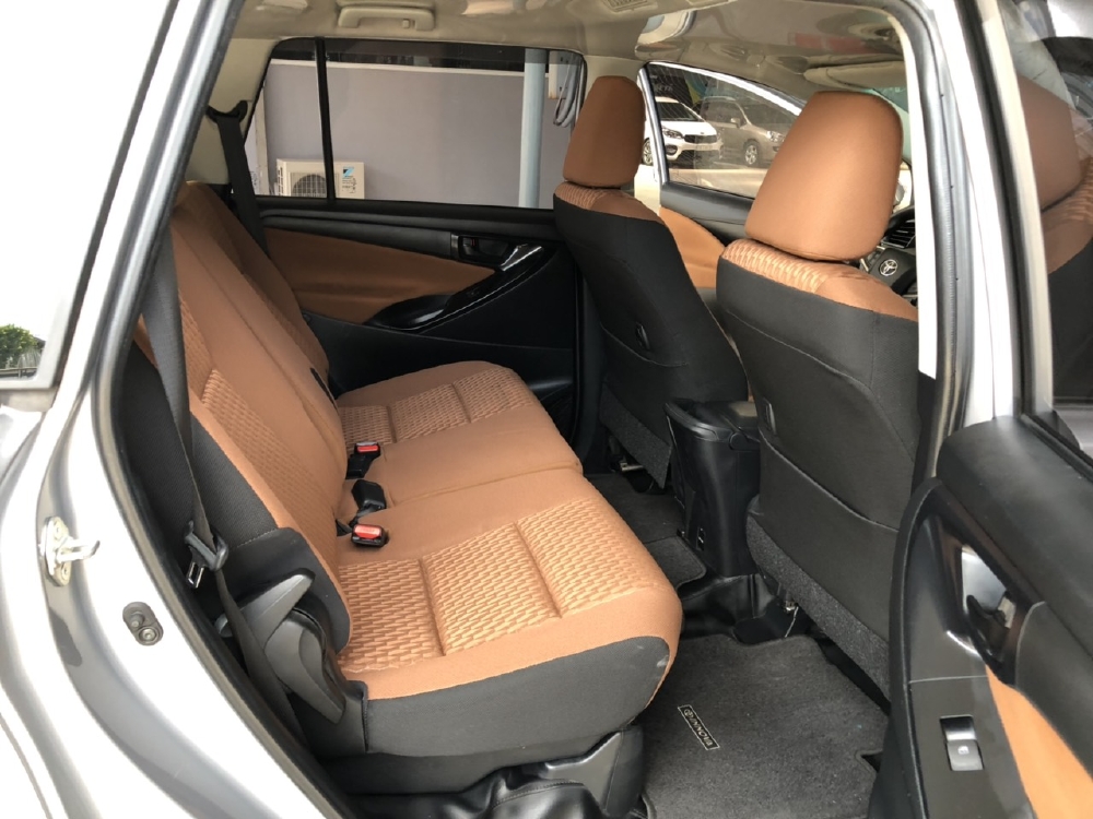 Bán Toyota INNOVA 2.0E màu bạc số sàn sản xuất 2017 biển Sài Gòn một chủ sử dụng gia đình đi 32000km