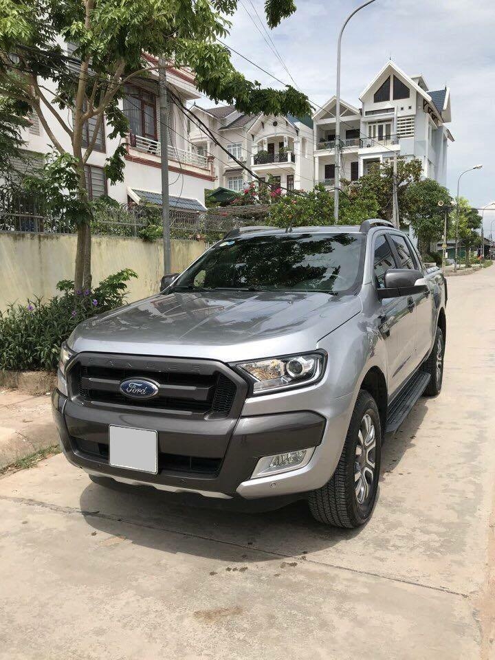 Bán Ford Ranger 3.2 wildtrak 2017 màu Bạc đi rất kỹ.