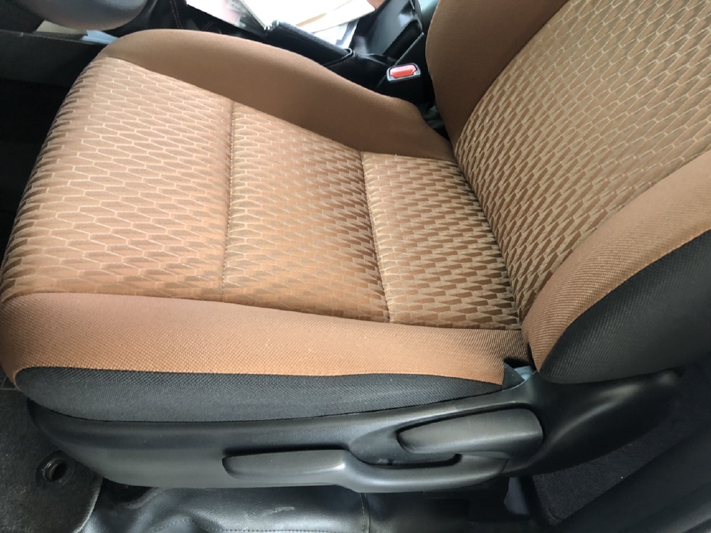 Bán Toyota INNOVA 2.0E màu bạc số sàn sản xuất 2017 biển Sài Gòn một chủ sử dụng gia đình đi 32000km