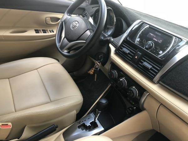 bán Toyota Vios 2018 số tự động màu trắng biển tp