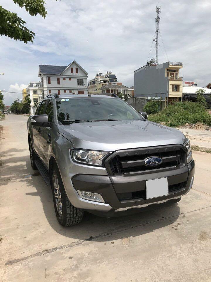 Bán Ford Ranger 3.2 wildtrak 2017 màu Bạc đi rất kỹ.