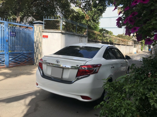 bán Toyota Vios 2018 số tự động màu trắng biển tp
