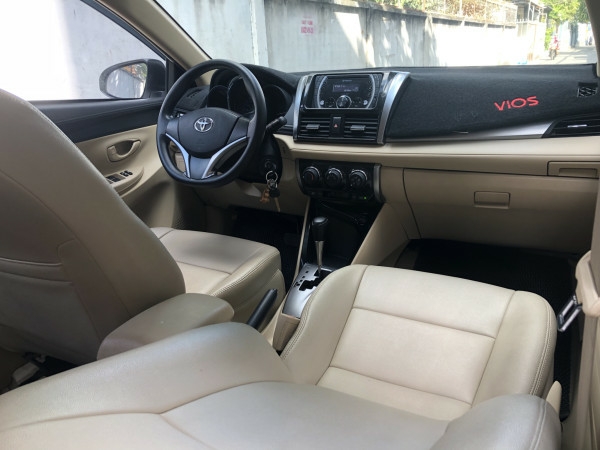 bán Toyota Vios 2018 số tự động màu trắng biển tp