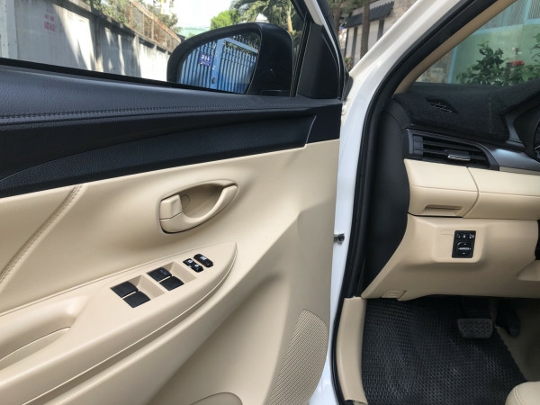 bán Toyota Vios 2018 số tự động màu trắng biển tp