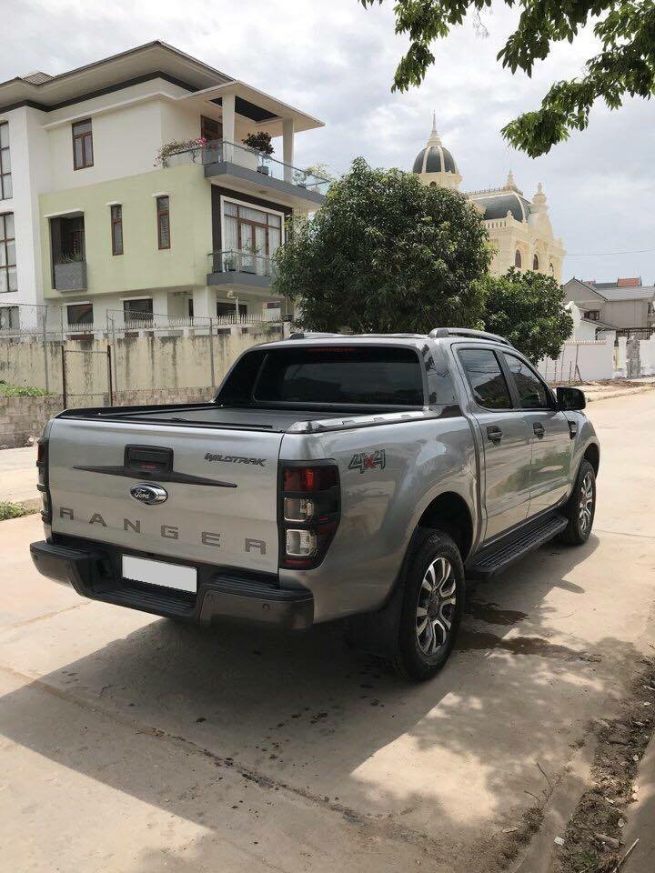 Bán Ford Ranger 3.2 wildtrak 2017 màu Bạc đi rất kỹ.