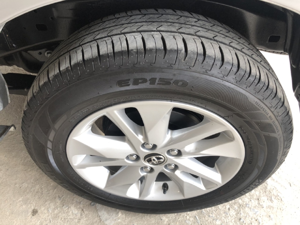 Bán Toyota INNOVA 2.0E màu bạc số sàn sản xuất 2017 biển Sài Gòn một chủ sử dụng gia đình đi 32000km