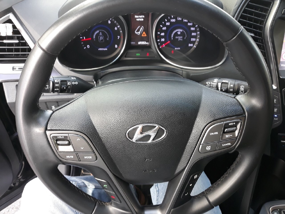 Bán Hyundai SantaFe 4WD 2.4AT màu đen VIP máy xăng bản full 2 cầu số tự động sản xuất 2015 biển Sài Gòn