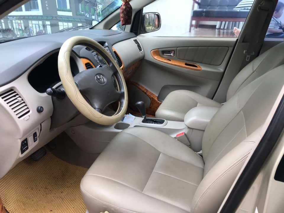 Gia đình cần bán xe Innova 2.0V 2011 số tự động màu ghi 8 chỗ cực mới