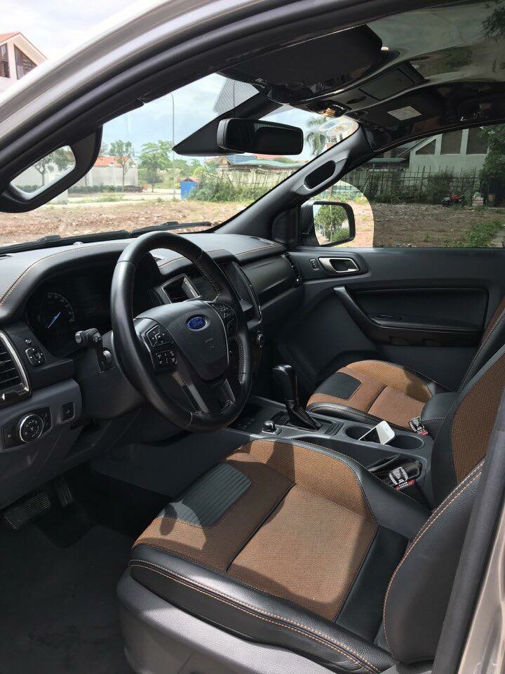 Bán Ford Ranger 3.2 wildtrak 2017 màu Bạc đi rất kỹ.