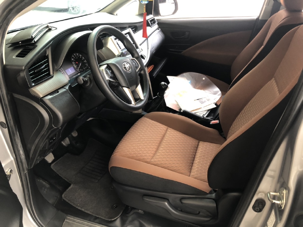 Bán Toyota INNOVA 2.0E màu bạc số sàn sản xuất 2017 biển Sài Gòn một chủ sử dụng gia đình đi 32000km
