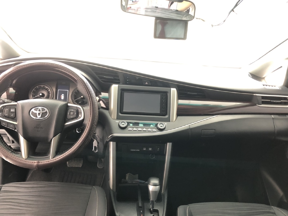Bán xe Innova Venturer màu đen đời 2018, chạy được 44000km, xe đẹp như mới .có hỗ trợ trả góp nhé