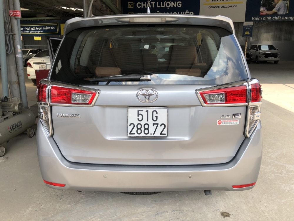 Bán Toyota INNOVA 2.0E màu bạc số sàn sản xuất 2017 biển Sài Gòn một chủ sử dụng gia đình đi 32000km