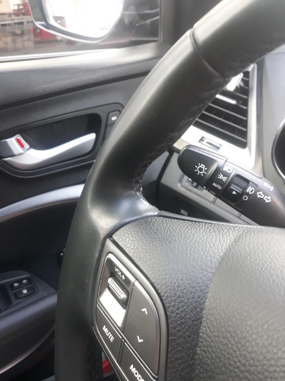 Bán Hyundai SantaFe 4WD 2.4AT màu đen VIP máy xăng bản full 2 cầu số tự động sản xuất 2015 biển Sài Gòn