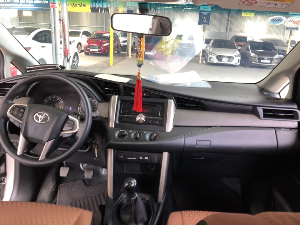 Bán Toyota INNOVA 2.0E màu bạc số sàn sản xuất 2017 biển Sài Gòn một chủ sử dụng gia đình đi 32000km