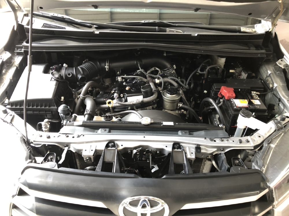 Bán Toyota INNOVA 2.0E màu bạc số sàn sản xuất 2017 biển Sài Gòn một chủ sử dụng gia đình đi 32000km