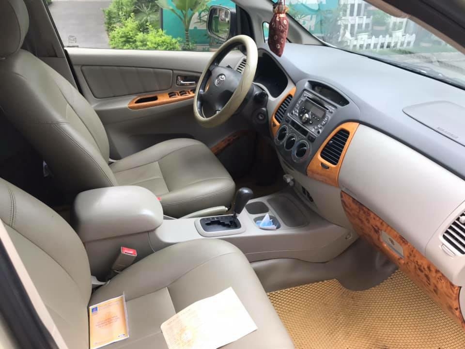 Gia đình cần bán xe Innova 2.0V 2011 số tự động màu ghi 8 chỗ cực mới