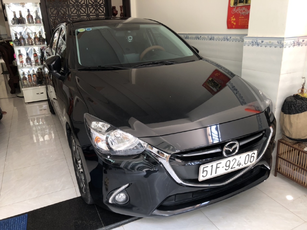 Bán Mazda 2 sedan 1.5AT màu đen VIP số tự động sản xuất 2016 biển Sài Gòn đi 15000km