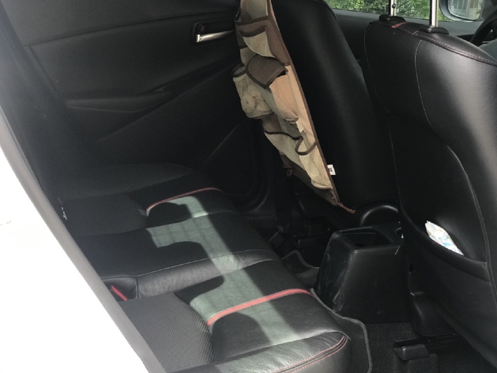 Bán Mazda 2 sedan 1.5AT màu trắng số tự động sản xuất 2016 đi 9000km