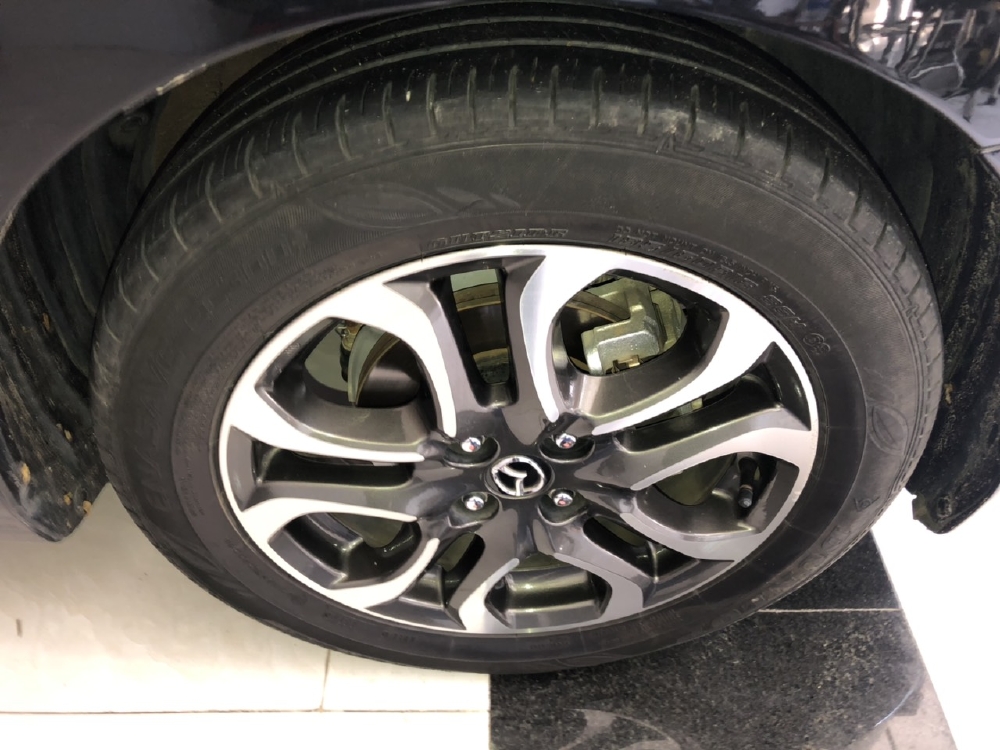 Bán Mazda 2 sedan 1.5AT màu đen VIP số tự động sản xuất 2016 biển Sài Gòn đi 15000km