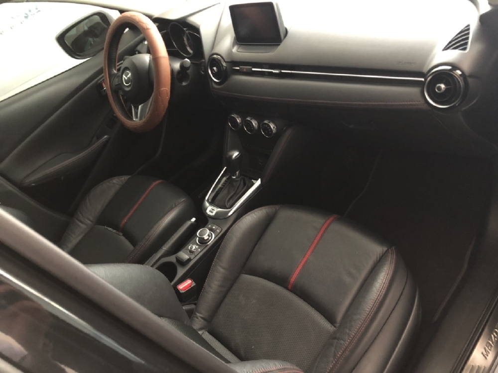 Bán Mazda 2 sedan 1.5AT màu đen VIP số tự động sản xuất 2016 biển Sài Gòn đi 15000km