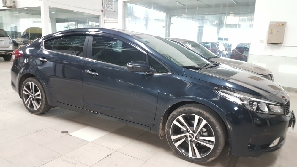Bán Kia Cerato 1.6AT màu xanh đá số tự động sản xuất 2018 biển Bình Dương đi 12000km