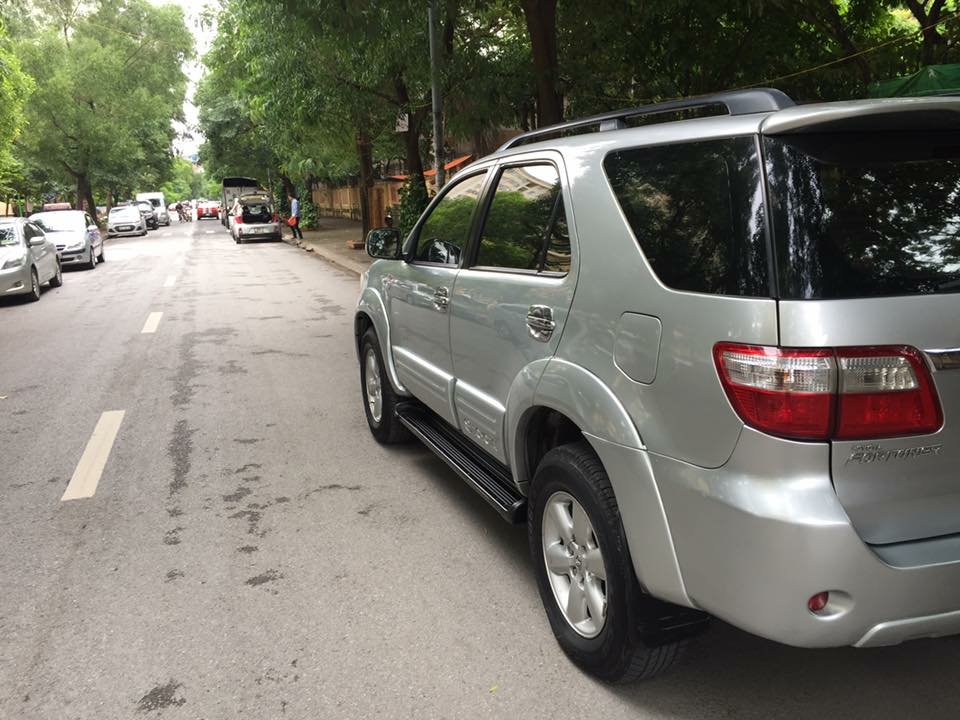 Gia đình cần bán Fortuner 2009, số sàn, máy dầu, màu bạc, gia đình sử dụng kỷ