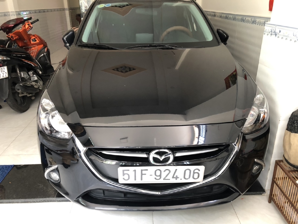 Bán Mazda 2 sedan 1.5AT màu đen VIP số tự động sản xuất 2016 biển Sài Gòn đi 15000km