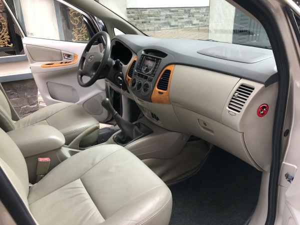 Gia đình cần bán Toyota Innova G SR 2010, số sàn, màu vàng cát