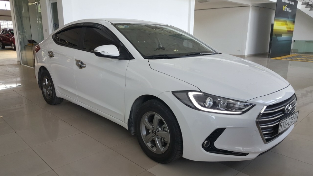 Bán Hyundai Elantra GLS 1.6MT màu trắng số sàn sản xuất 2017 biển Sài Gòn xe đẹp đi ít