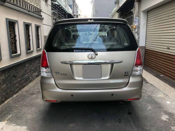 Gia đình cần bán Toyota Innova G SR 2010, số sàn, màu vàng cát