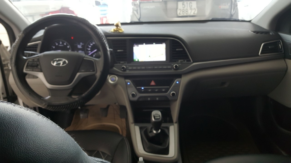 Bán Hyundai Elantra GLS 1.6MT màu trắng số sàn sản xuất 2017 biển Sài Gòn xe đẹp đi ít