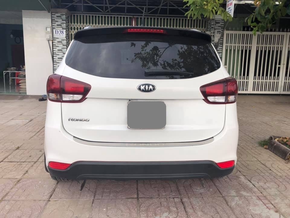 Cần bán xe Kia Rondo 2017 số sàn máy xăng, xe màu trắng