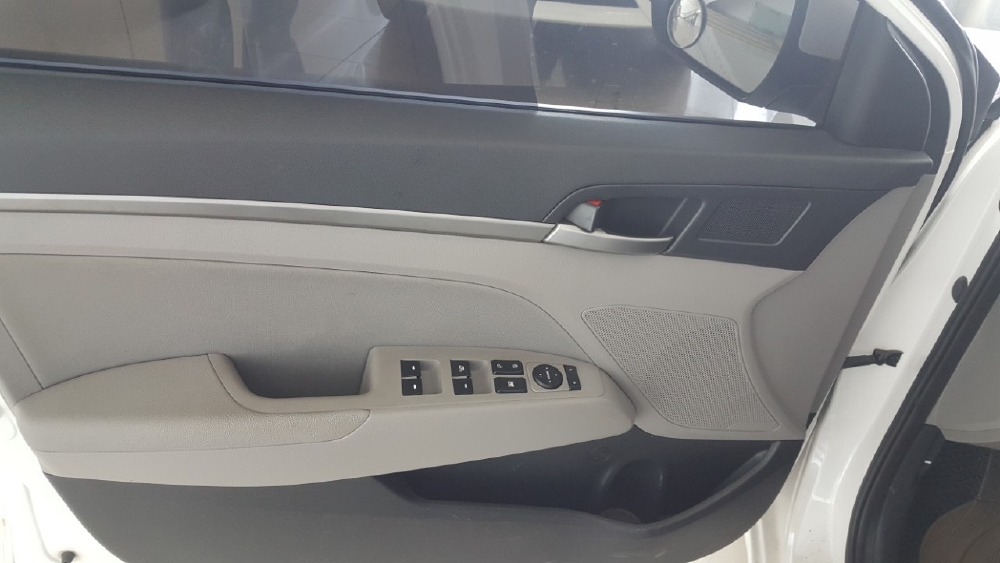 Bán Elantra MT 2017, màu trắng, đúng chất, biển TP, giá TL, hổ trợ góp