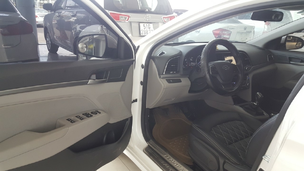 Bán Hyundai Elantra GLS 1.6MT màu trắng số sàn sản xuất 2017 biển Sài Gòn xe đẹp đi ít