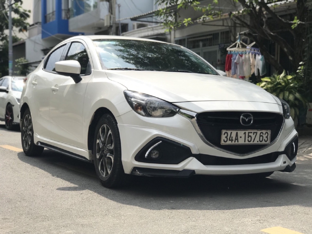Bán Mazda 2 sedan 1.5AT màu trắng số tự động sản xuất 2016 đi 9000km