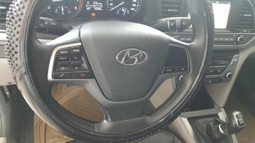 Bán Hyundai Elantra GLS 1.6MT màu trắng số sàn sản xuất 2017 biển Sài Gòn xe đẹp đi ít