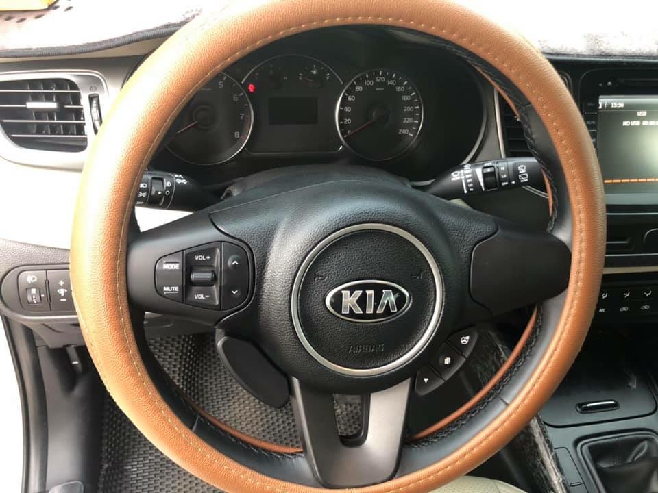 Cần bán xe Kia Rondo 2017 số sàn máy xăng, xe màu trắng